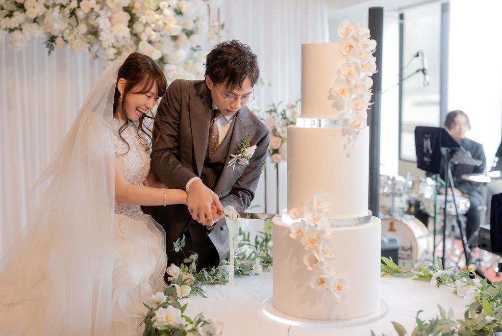 吳業坤與濱口愛子去年補辦婚禮。