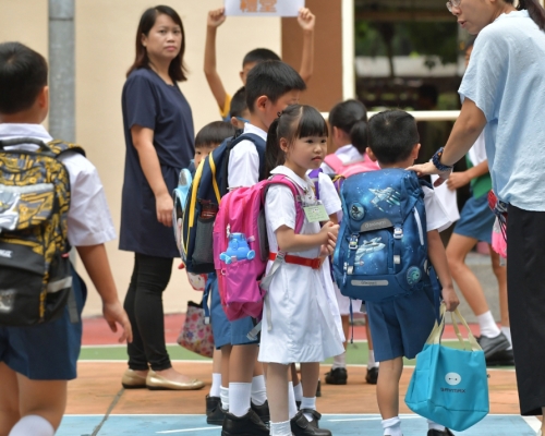 教育局宣布，全港中小學及部份特殊學校明日復課。 資料圖片