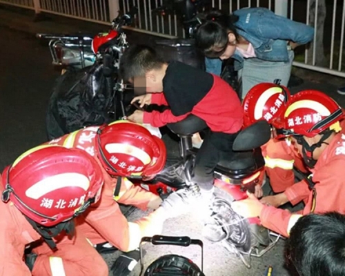 湖北一名6歲男童左腳被卡在電單車。　網圖