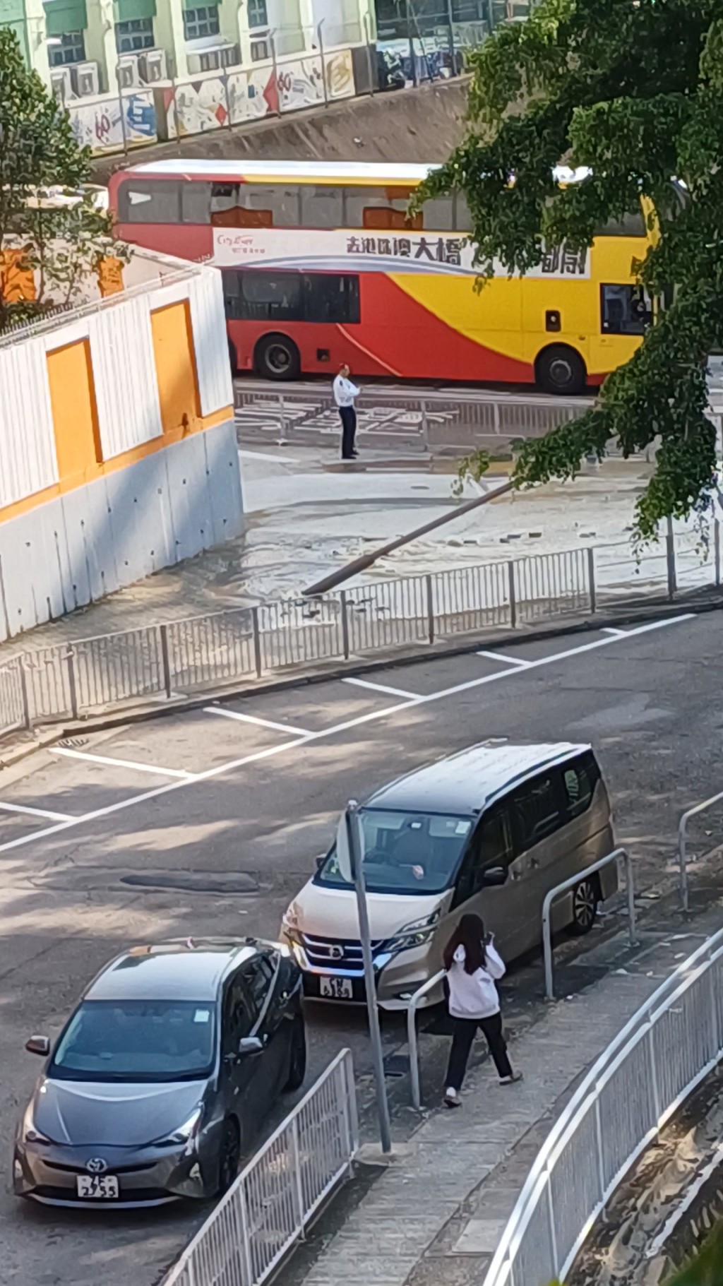 聖公會聖三一堂中學對開的部分路面懷疑浸至凹陷，導致燈柱歪斜幾乎倒下。網上圖片