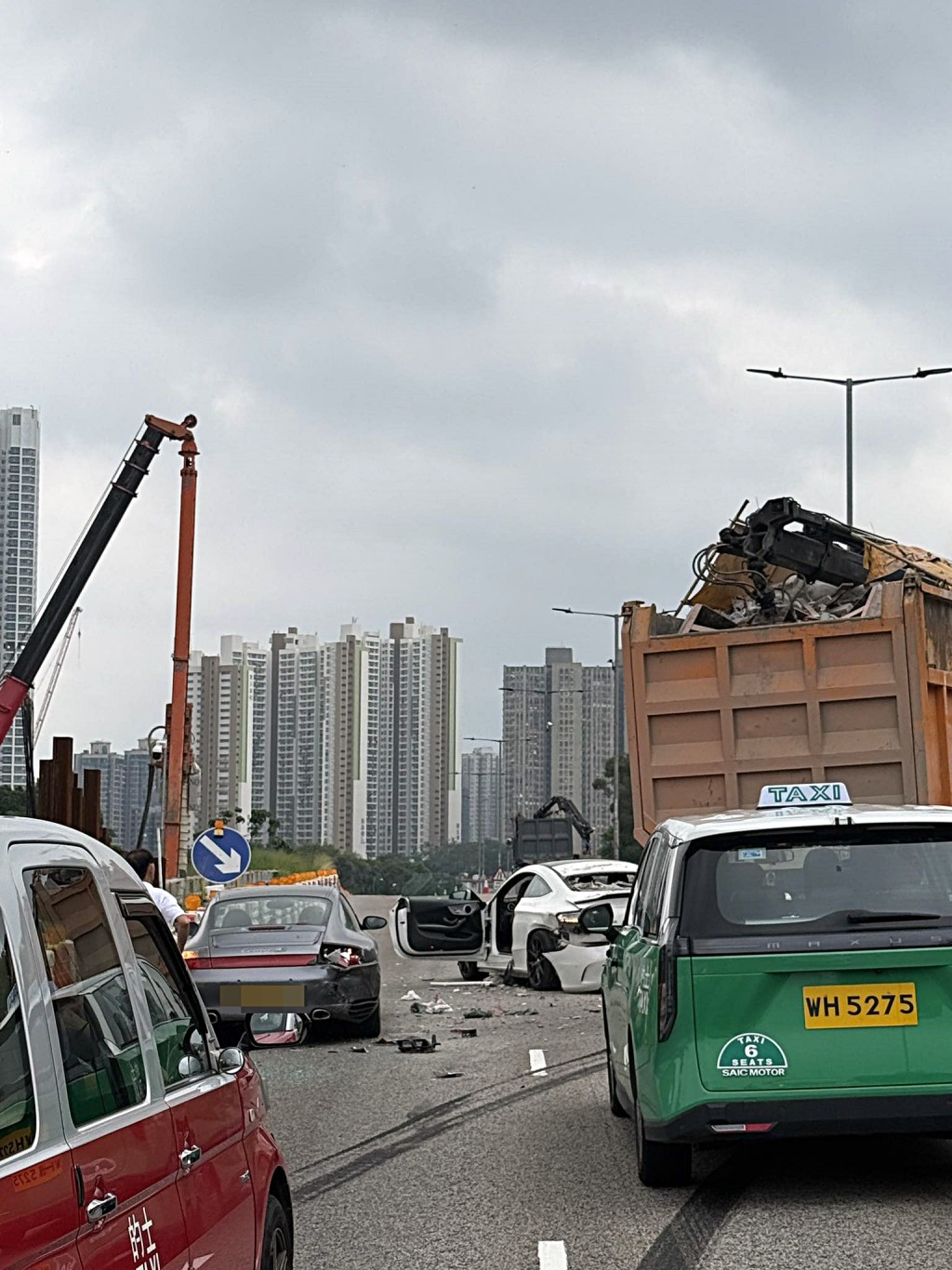 兩私家車在粉嶺公路相撞。網圖 兩私家車在粉嶺公路相撞。網圖