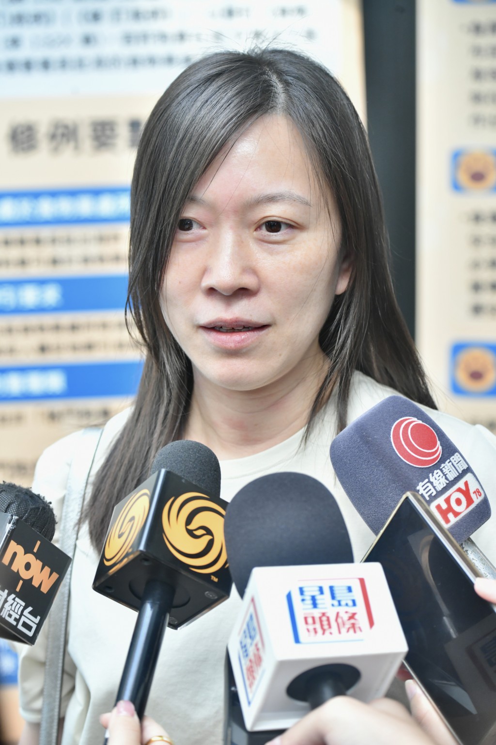 茶餐廳負責人姚小姐關注人狗共融問題。