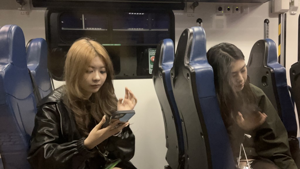 輕鐵上有乘客受傷。 輕鐵上有乘客受傷。