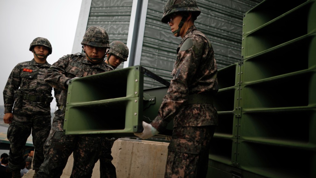 2018年,南韓士兵在坡州非軍事區附近處理擴音器。 美聯社