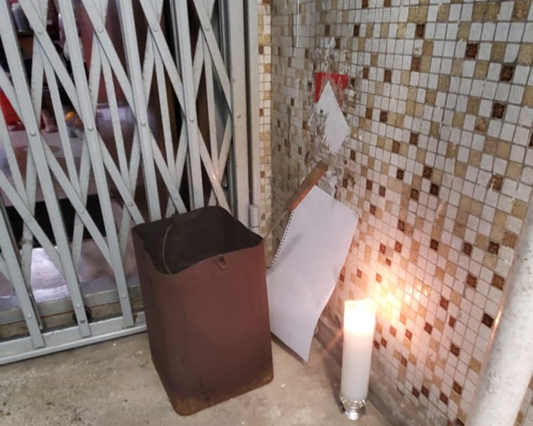 死者家人在住所門口燃點白蠟燭。