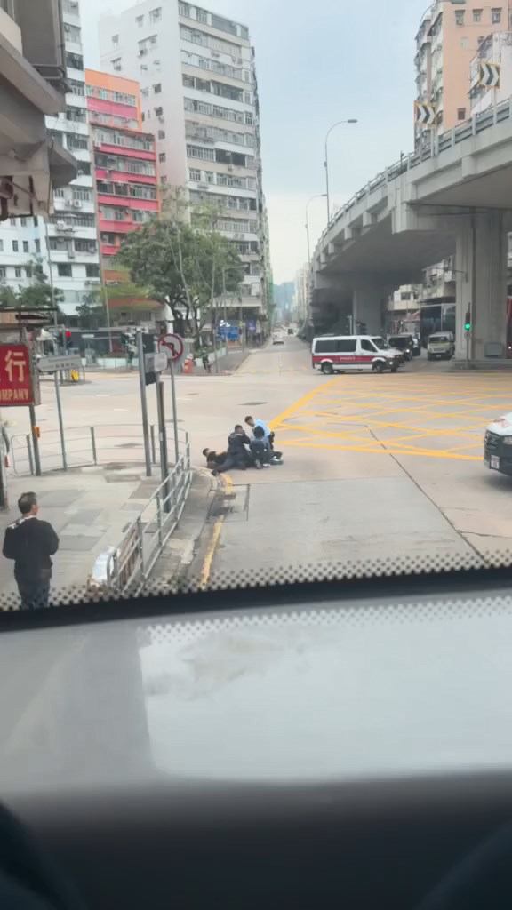 4名警員將賊人按在地上，其中一名便衣警更出動「鉸剪腳」制服男子。網上片段截圖