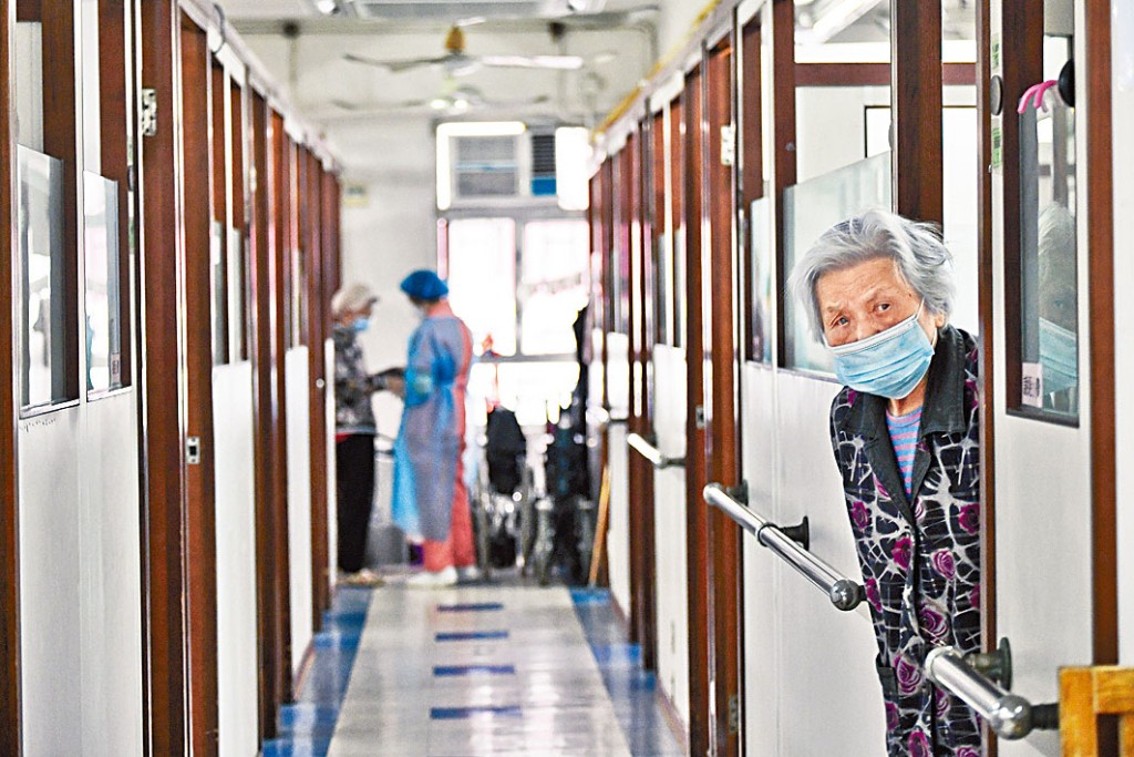 勞工及福利局局長羅致光表示，要解決安老院人均面積偏小的問題。