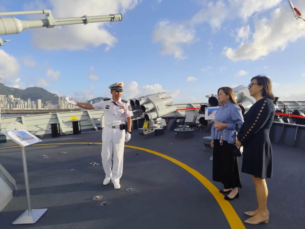 她表示，海軍精銳編隊接連訪港，讓香港市民親眼見到見證中國海軍裝備迭代升級。