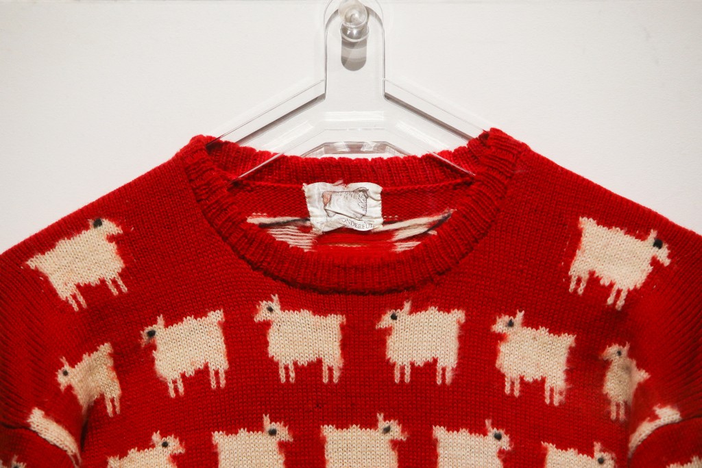 這件即將被拍賣的毛衣是戴安娜曾多次穿過的。路透社
