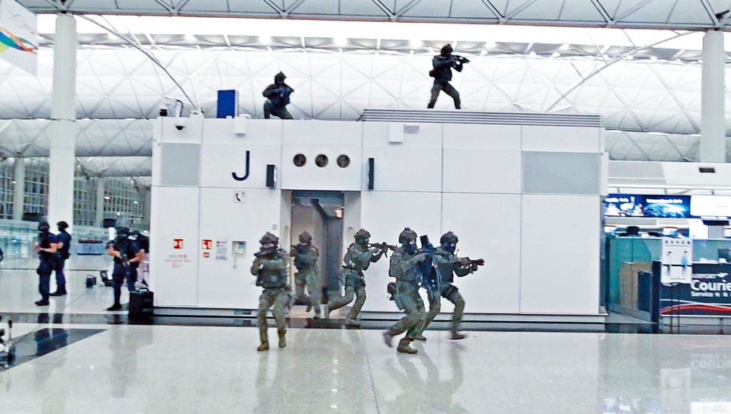 ■飞虎队连同机场特警围剿恐怖分子。