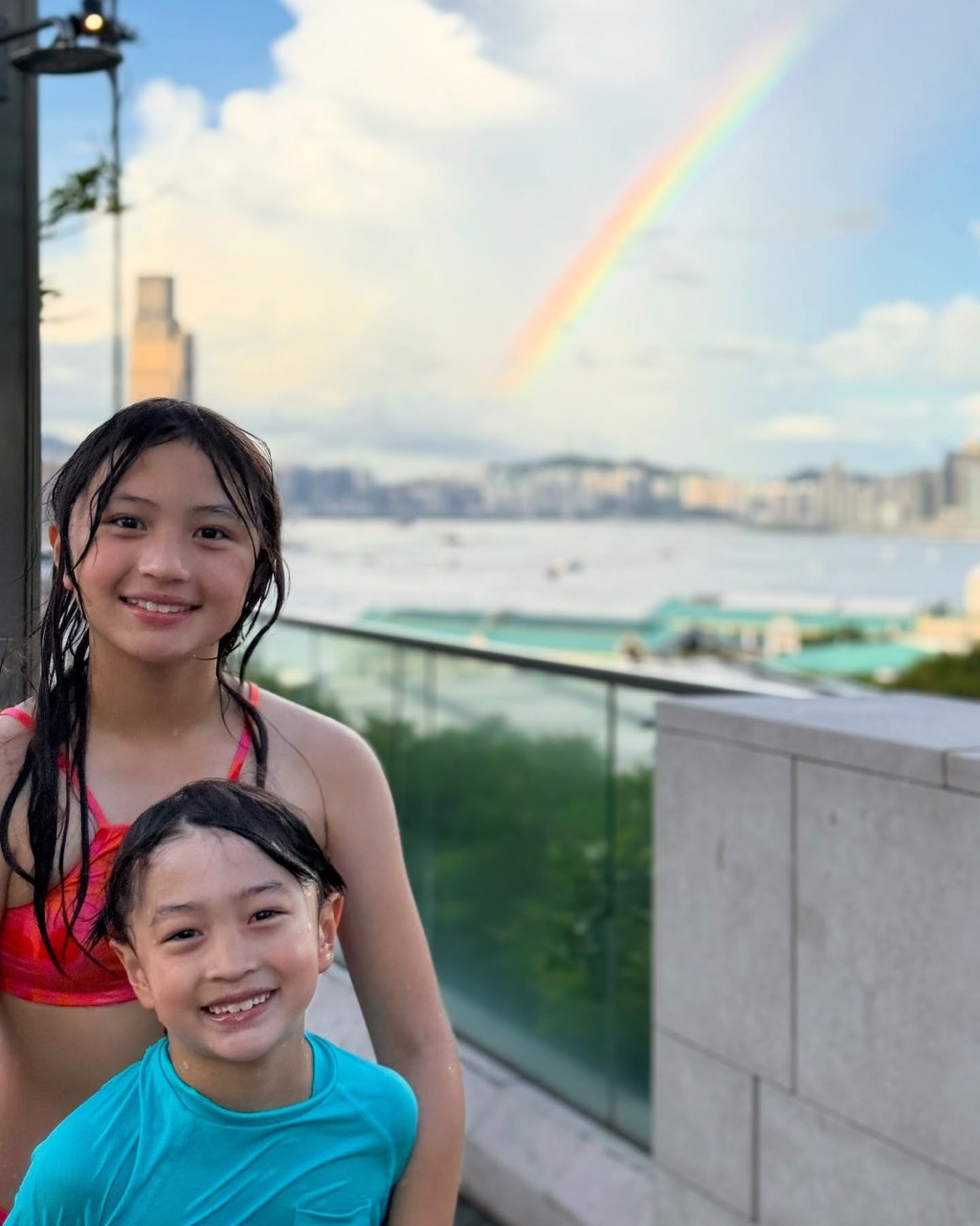 Jessica C.一對仔女跟隨返港。 Jessica C.一對仔女跟隨返港。