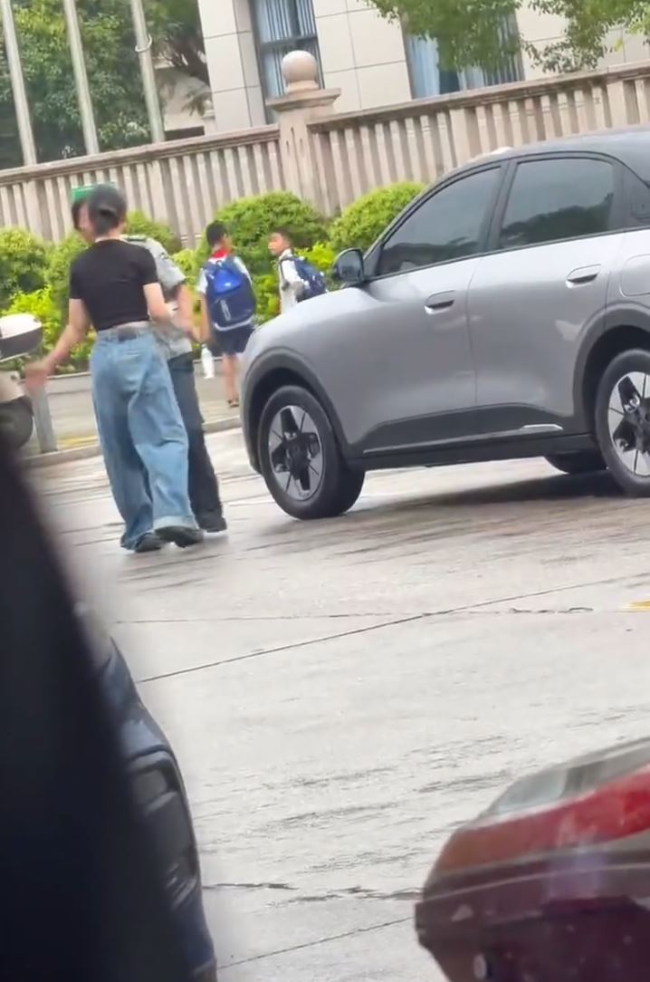 女司机又踢又掴男保安，被对方反手“兜巴星”还击。抖音＠行则将至