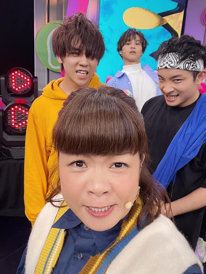 小儀、姜濤及阿Dee(何啟華)咬緊牙關自拍。