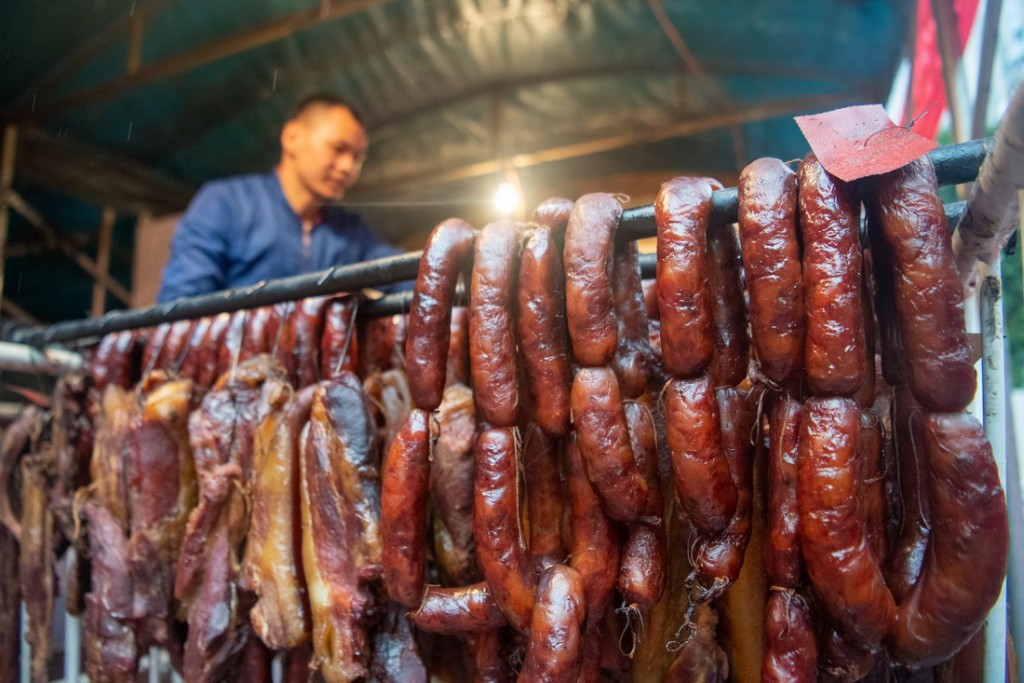 熏腊肉是四川的传统美食。