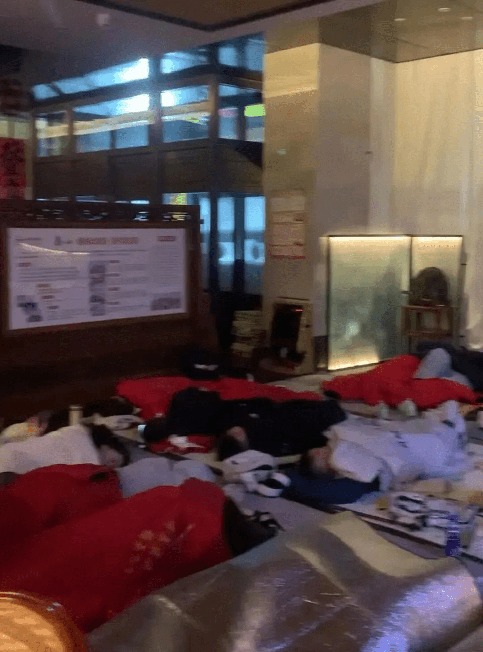 泰山酒店大堂$100瞓地下。