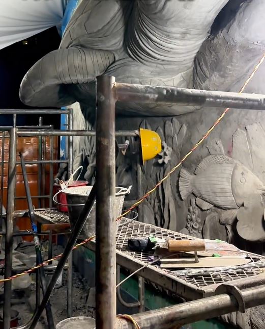 「狼尾兄弟」憑細膩、立體感強烈的浮雕壁畫成功創業。抖音@狼尾兄弟的浮雕VLOG