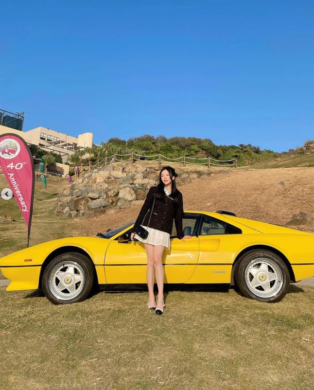 沈月穿上短裙晒長腿，搶去古董車不少鏡頭。