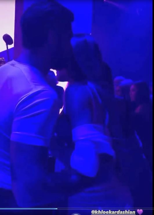 咬晒耳仔。