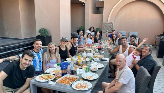 阿根廷門將達米安馬天尼斯趁假期在卡塔爾與家人共進富豐大餐。網上圖片