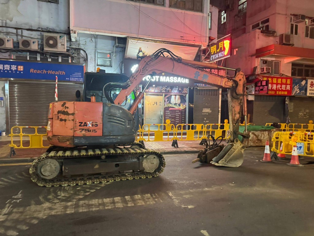 水務署工程人員備齊工具機械，並圍封路陷位置，以計劃通宵搶修。荃灣區祈德尊關愛隊FB