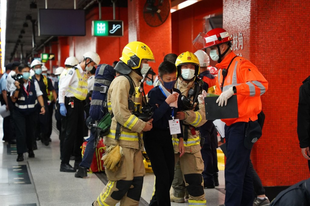 是次演習模擬一宗嚴重鐵路事件，和車站外一宗嚴重交通意外，導致多人傷亡，目的測試及加強警隊與不同部門在鐵路系統中處理重大事故的溝通、協調及應變能力。(香港警察fb圖片) 