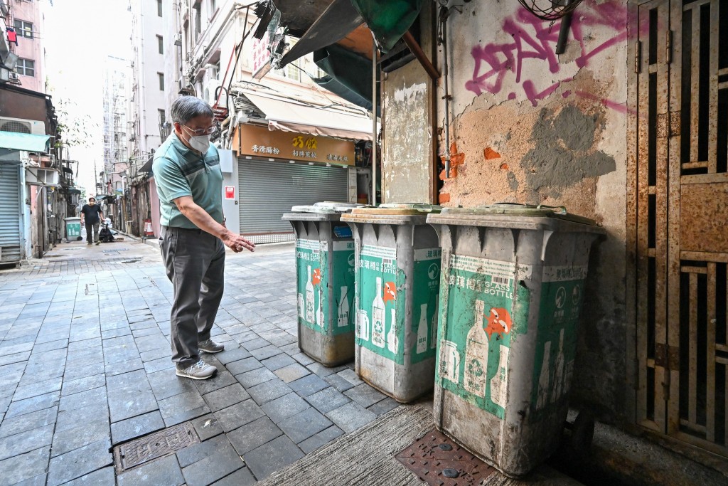 卓永興曾指吳松街殘舊的回收桶是時候更換。（卓永興FB圖片）
