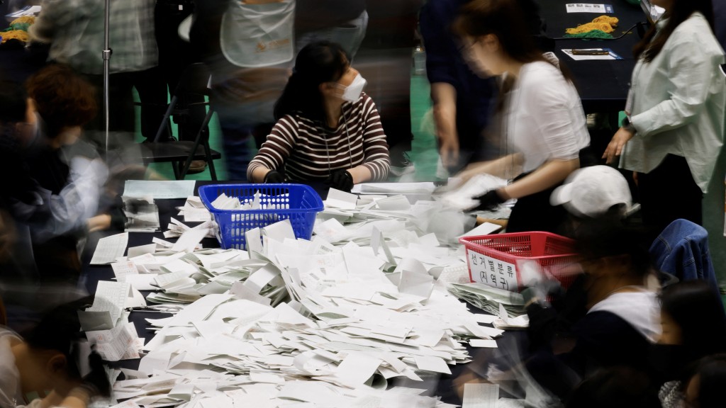 南韩国会选举结束后，工作人员忙碌点票。 路透社