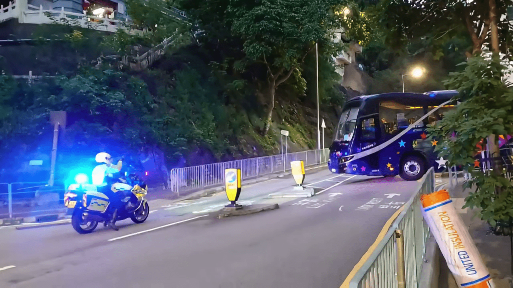 載德街旅遊巴當時試圖「偷雞」左轉入藍塘道。FB:車cam L(香港群組) 載德街旅遊巴當時試圖「偷雞」左轉入藍塘道。FB:車cam L(香港群組)