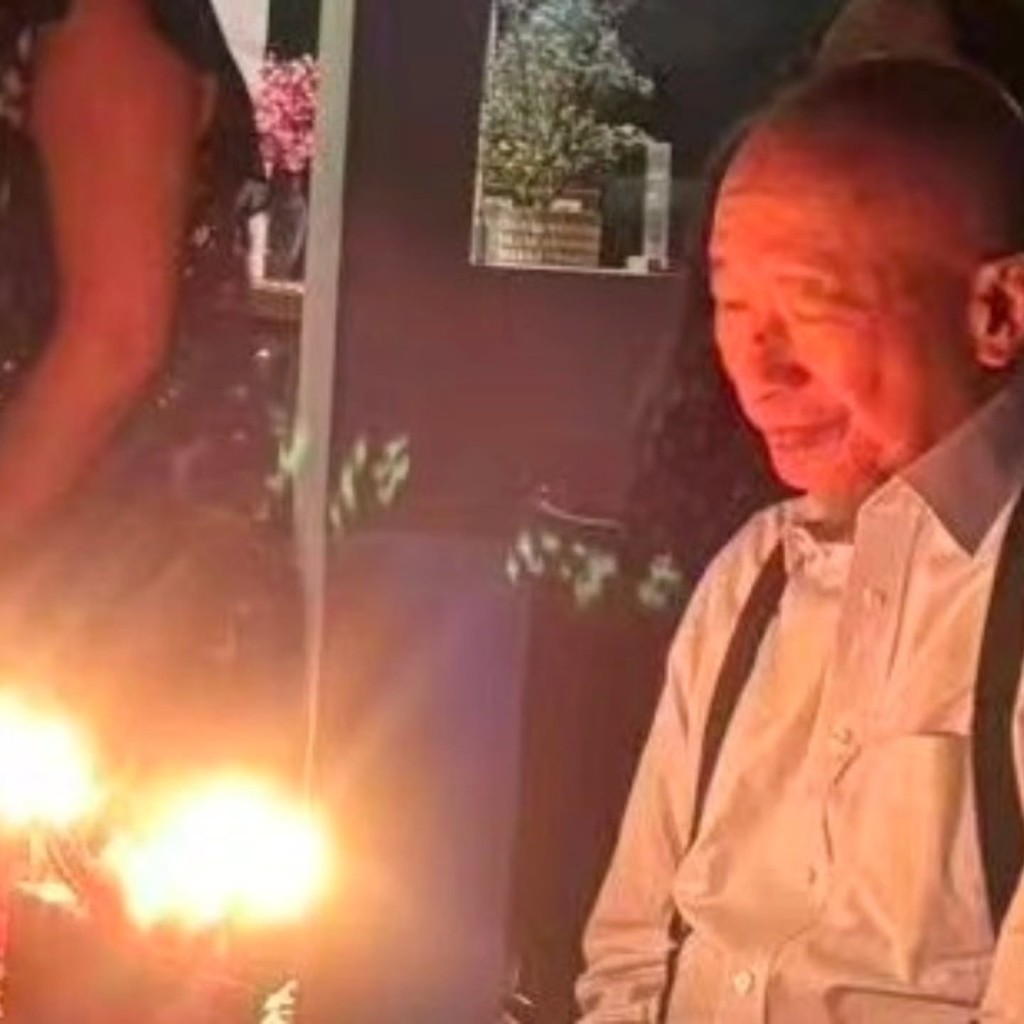 吳宇森在生日蛋糕前許願,場面溫馨感人。 吳宇森在生日蛋糕前許願,場面溫馨感人。