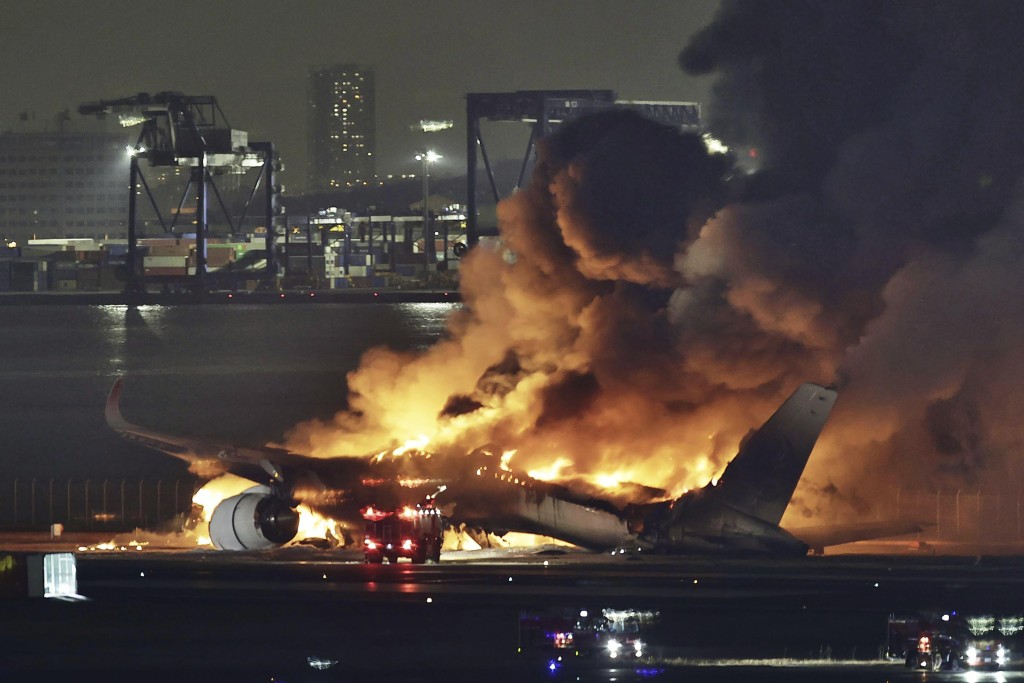 日本東京羽田機場2日發生日本航空（JAL）客機擦撞海上保安廳飛機事故，兩機瞬間陷入火海。AP
