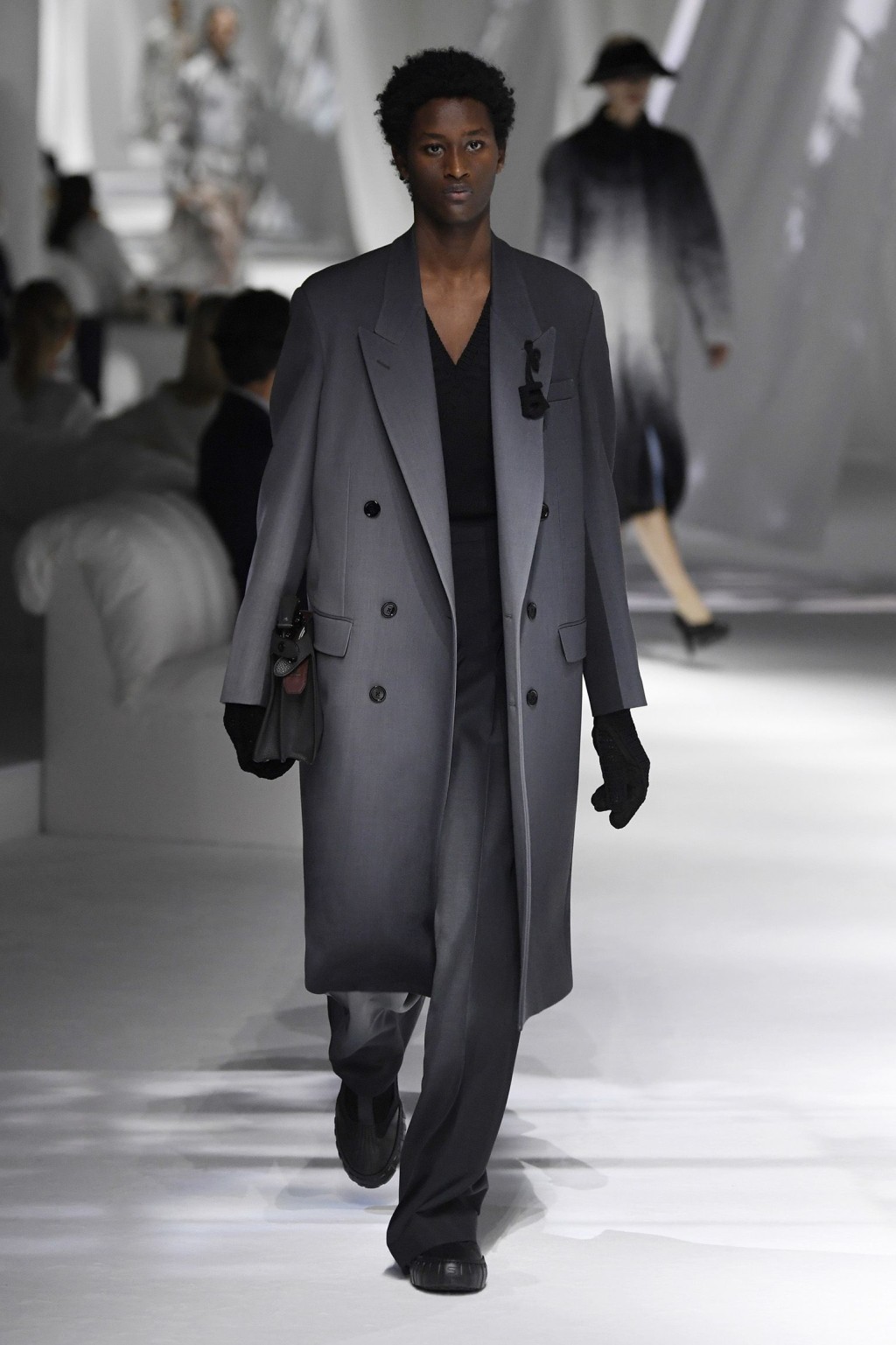 Fendi 2021春夏系列中的炭灰色孖襟長褸，內襯一件V領上衣，免卻累贅感之餘，更能凸顯整體外形輪廓。