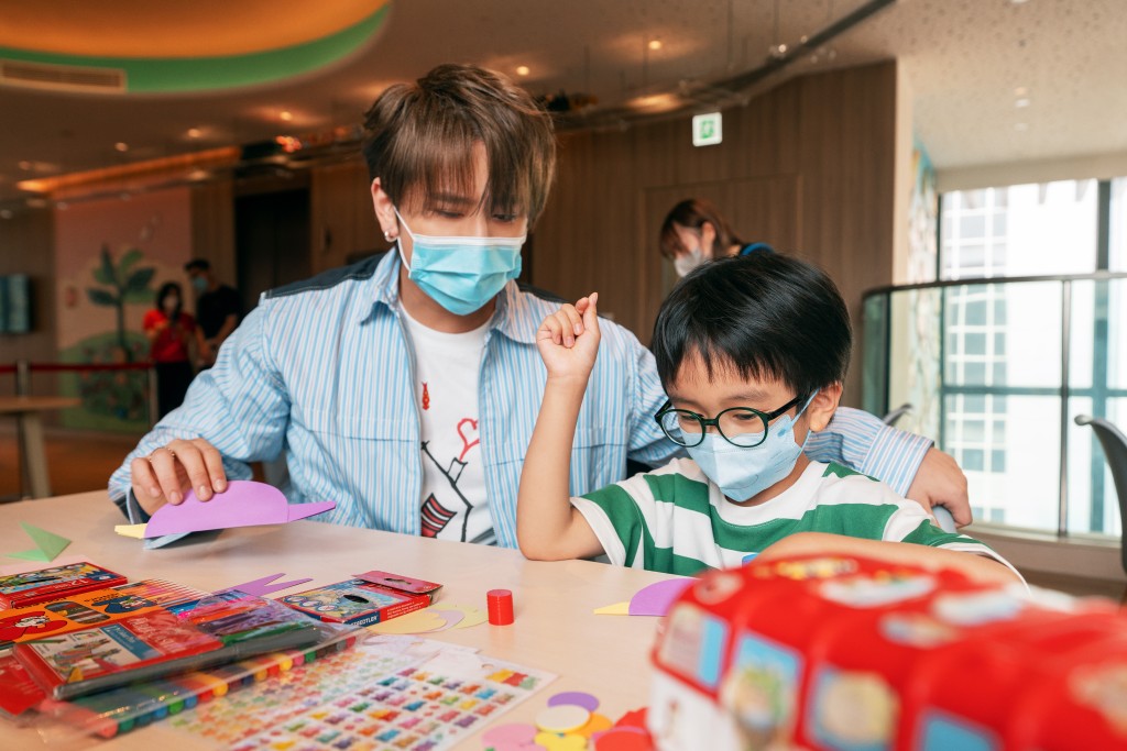 姜濤化身成小朋友的「同學仔」。