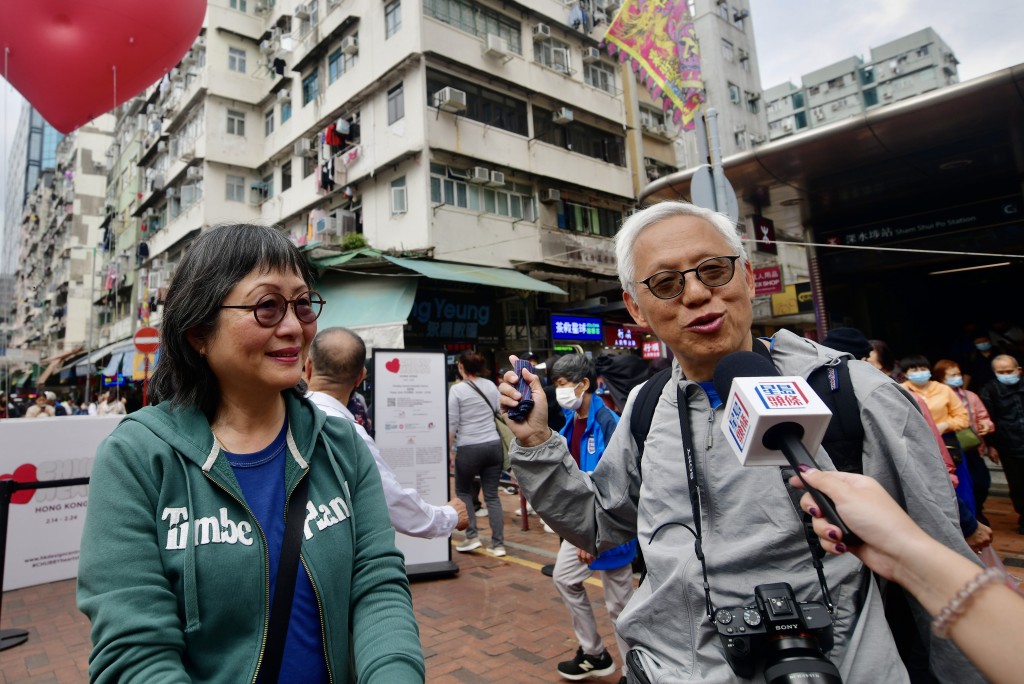 张太自情人节起，便与丈夫追随红心到访香港各区。欧乐年摄