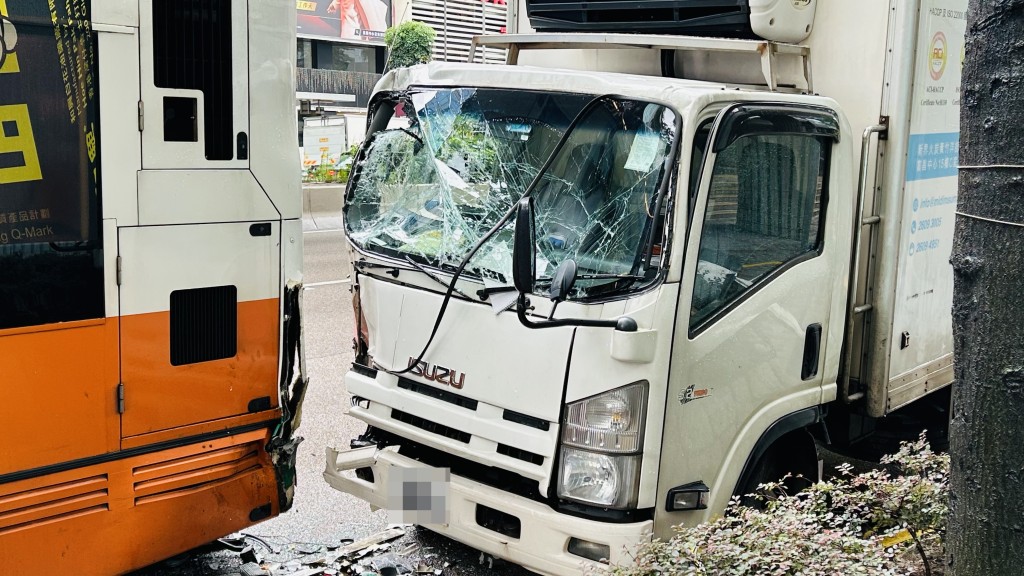 貨車車頭嚴重損毀，擋風玻璃爆裂。