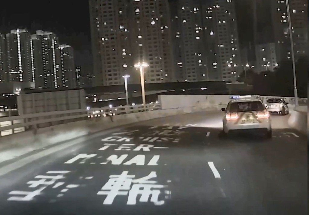 車隊由荃灣開始非法賽車,沿途經過荃灣路、呈祥道、龍翔道及觀塘道,僅以8分鐘就由荃灣駛至九龍灣。 車隊由荃灣開始非法賽車,沿途經過荃灣路、呈祥道、龍翔道及觀塘道,僅以8分鐘就由荃灣駛至九龍灣。