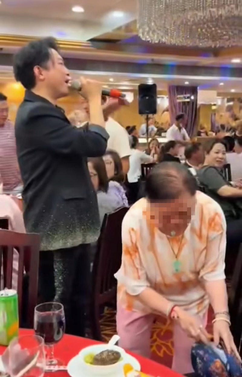 禤振華登台遭婆婆獎賞500元被逼「強吻」。 禤振華登台遭婆婆獎賞500元被逼「強吻」。