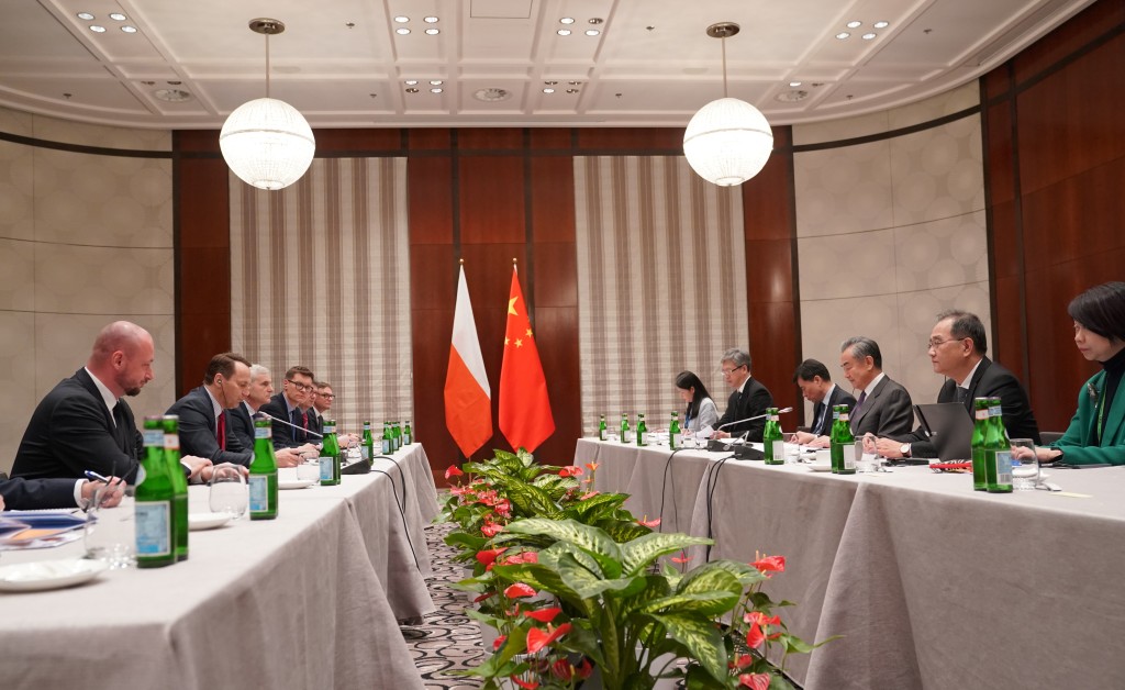 外交部长王毅在出席慕尼黑安全会议期间应约会见波兰外长西科尔斯基。（中新社）