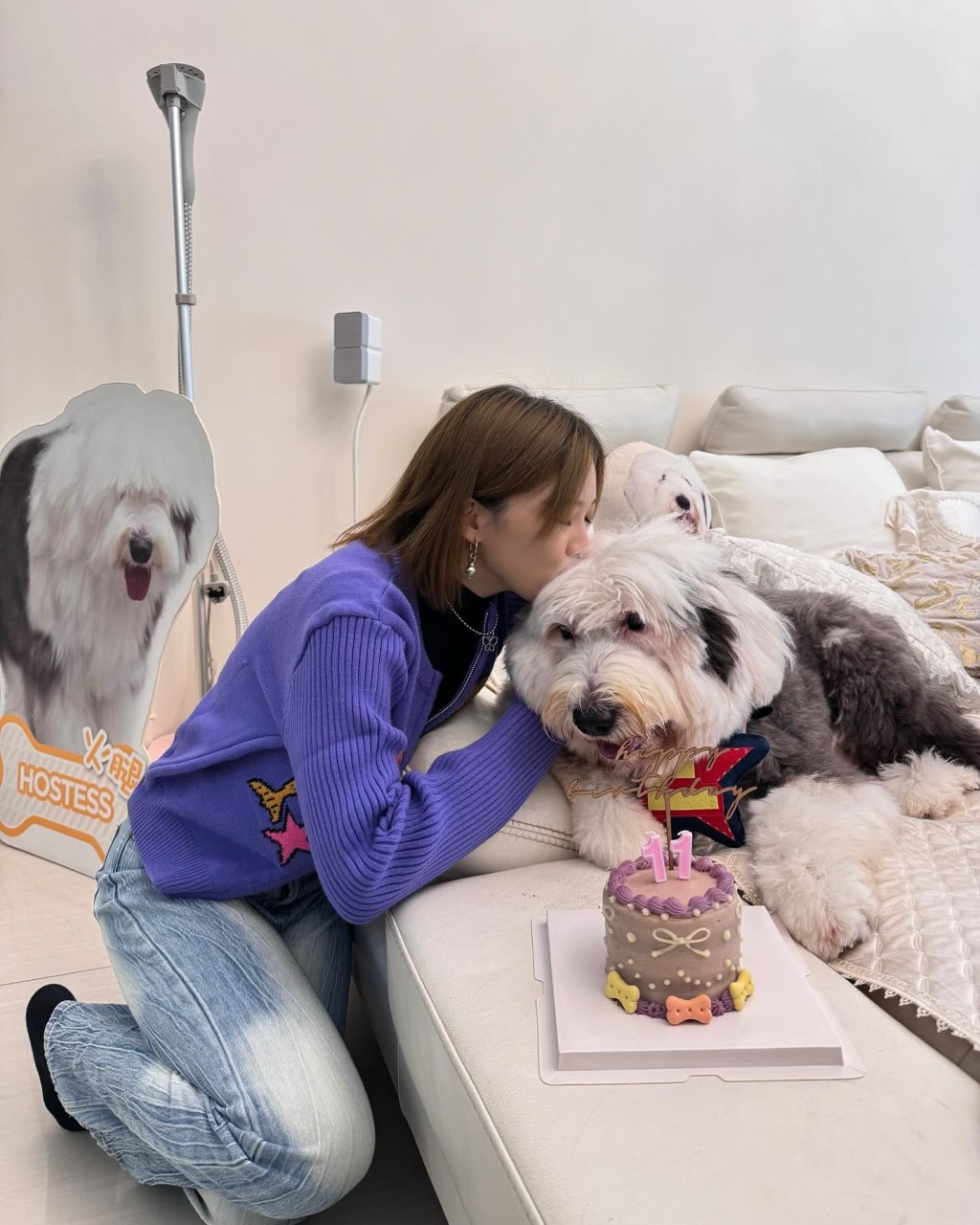 黃芷晴早前出Po賀兩位壽星生日​，包咶愛犬「腿腿」的11歲生日。  ​