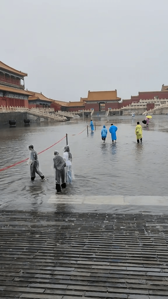 故宮博物院29日臨時關閉，仍有遊客冒雨前往。