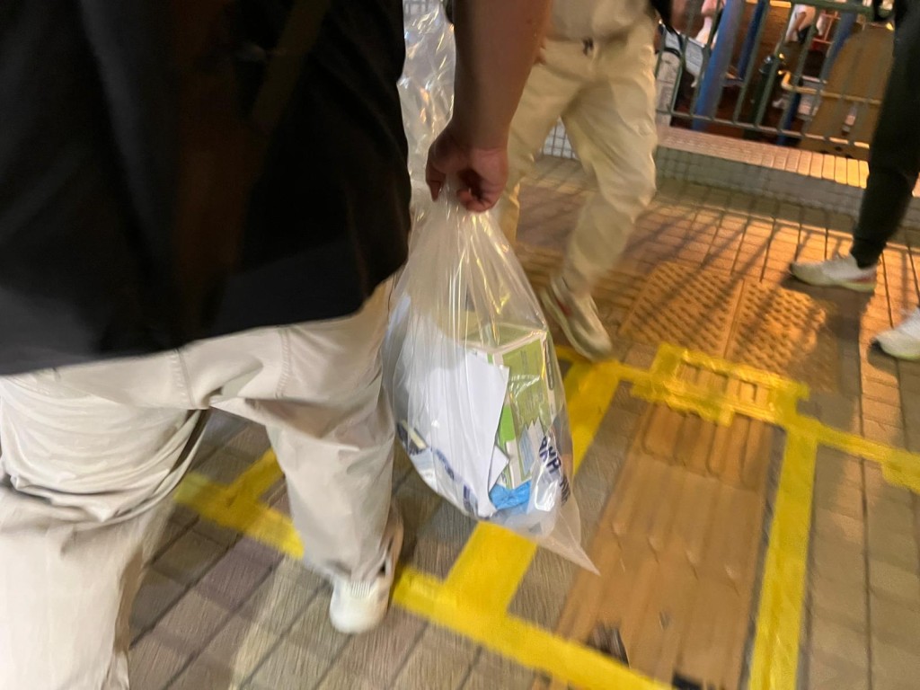 警方檢走大量證物。