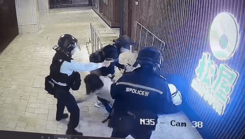 其他警員上前救出女人質。