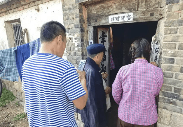59歲青島大爺放下百萬生意參演短劇。半島新聞