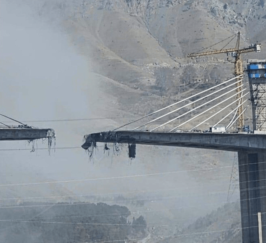 伊朗境內被譽為「中東最高橋樑」的標誌性工程——卡拉季市（Karaj）貝伊克公路橋（B1大橋），於當地時間周四（2日）遭美國與以色列聯合襲擊嚴重受損。X@FapeFop90614