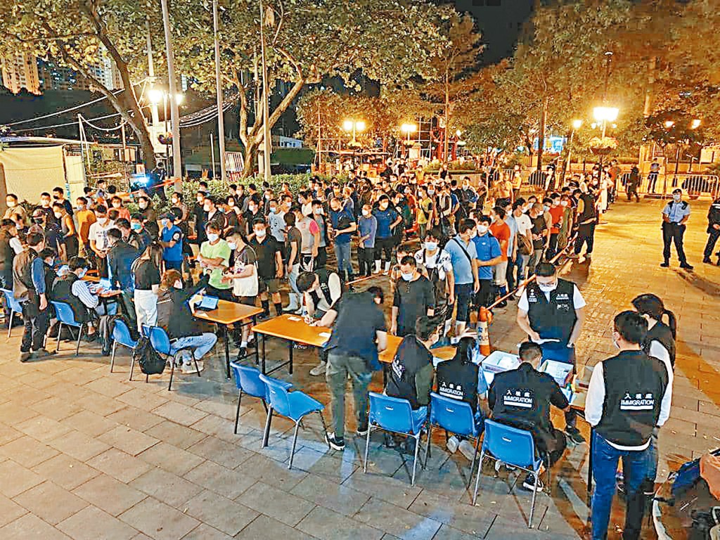 早前政府部門在香港仔魚市場調查合謀定價行動中，先後截查五百五十二人。