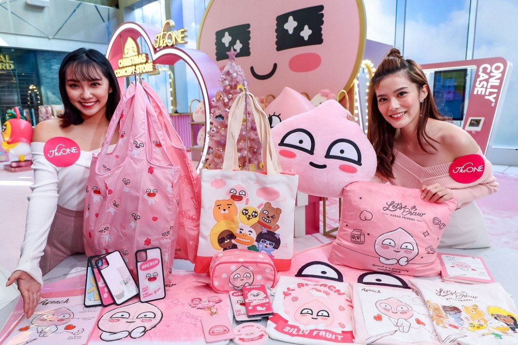 設於The ONE的KAKAO FRIENDS聖誕「桃」氣主題概念店,有60款最新設計精品,不少更是The ONE獨家首發。 設於The ONE的KAKAO FRIENDS聖誕「桃」氣主題概念店,有60款最新設計精品,不少更是The ONE獨家首發。