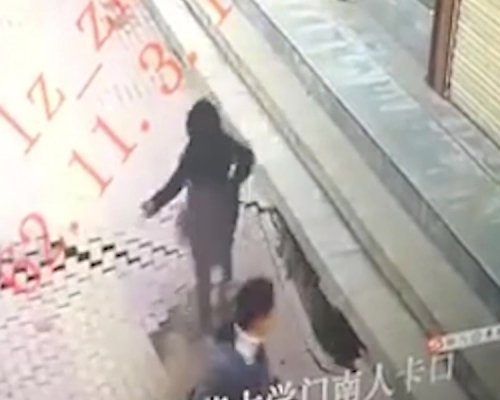 甘肅蘭州城關區瑞德大道一行人道突然塌陷,一名路過女子掉下深坑,瞬間被吞沒。(網圖)