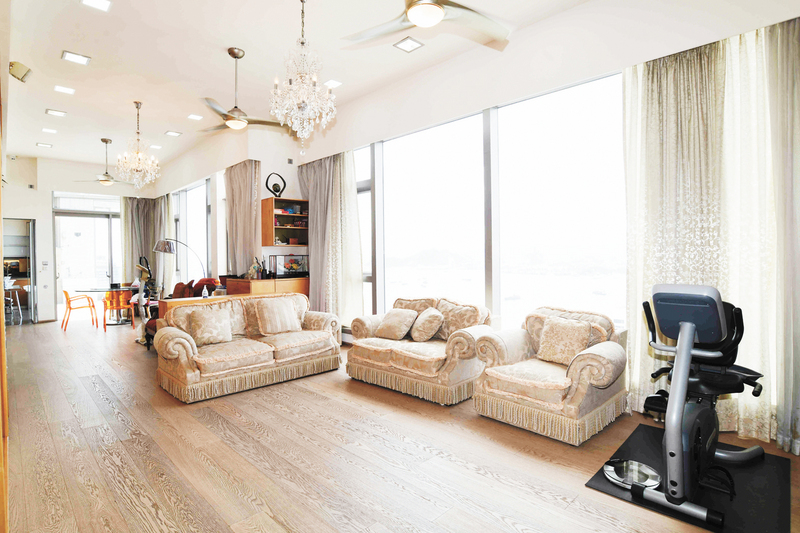 ■大廳天花掛有水晶吊燈，一屋閃爍璀璨。