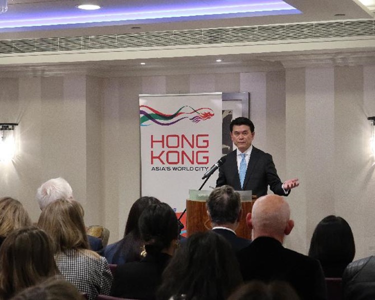 邱騰華在倫敦出席有關創意產業及設計的研討會。圖:政府新聞處