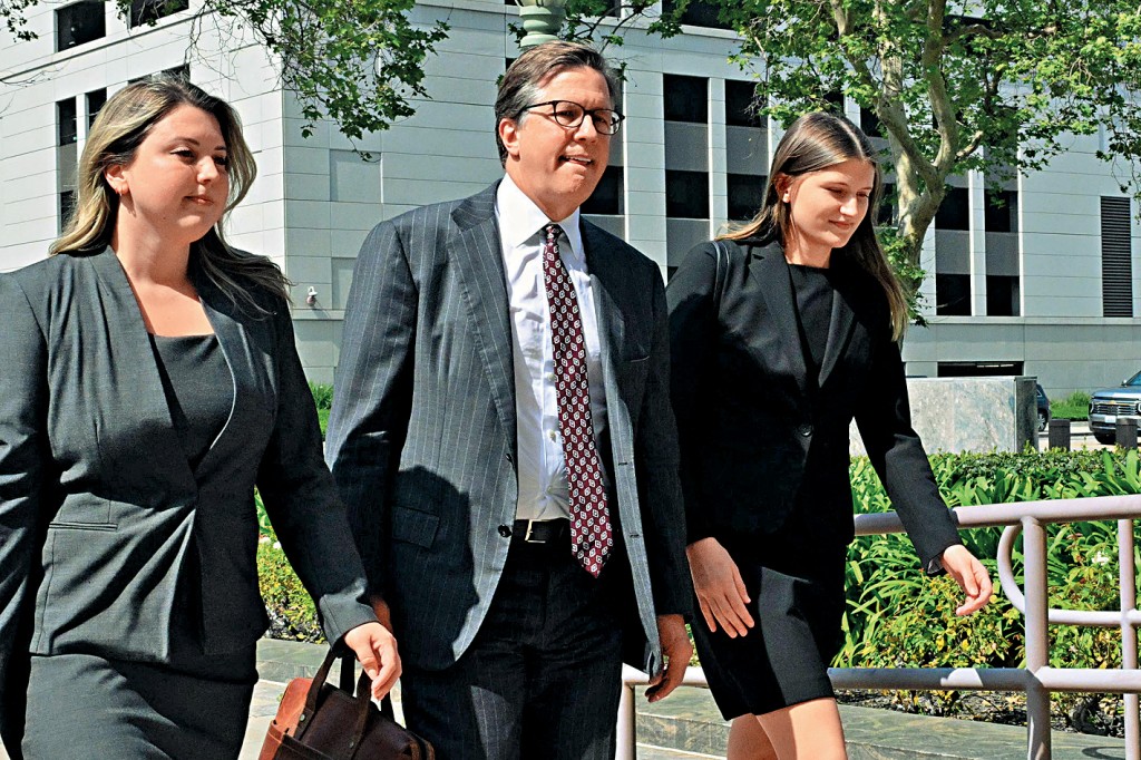 社媒成癮案的原告律師周一抵達洛杉磯的法院。 