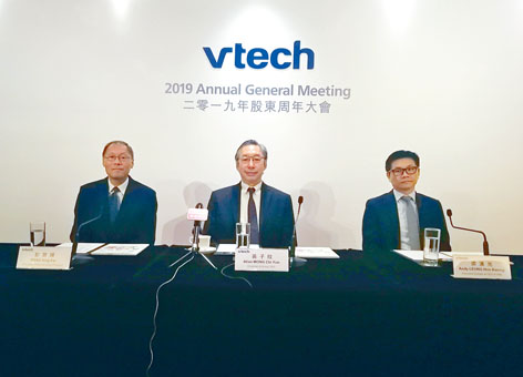 ■黄子欣（中）说，暂无意再到内地设厂，反而会考虑马来西亚及附近地区。